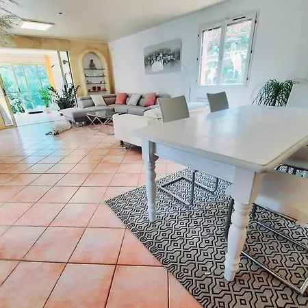 A 10 Mn De La Plage 8 Pers 4 Ch Clim Grande Piscine Jacuzzi Au Grau D'agde Villa *