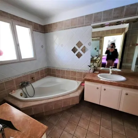 A 10 Mn De La Plage 8 Pers 4 Ch Clim Grande Piscine Jacuzzi Au Grau D'agde Villa *